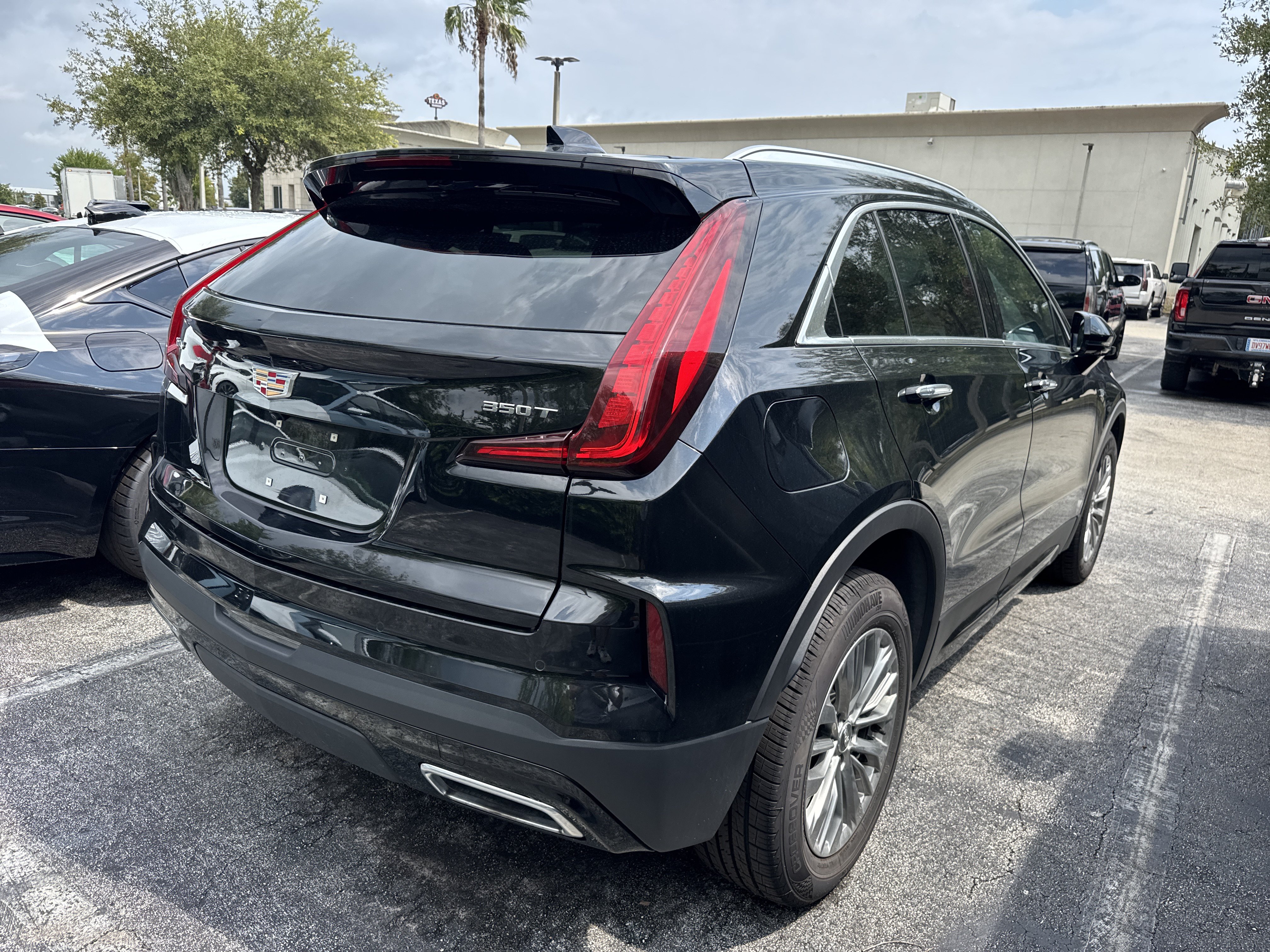 Used 2025 Cadillac XT4 Premium Luxury FWD image 3