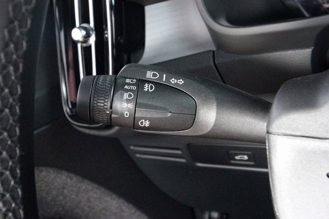 Certified 2025 Volvo XC40 B5 Core w/ Climate Package image 18