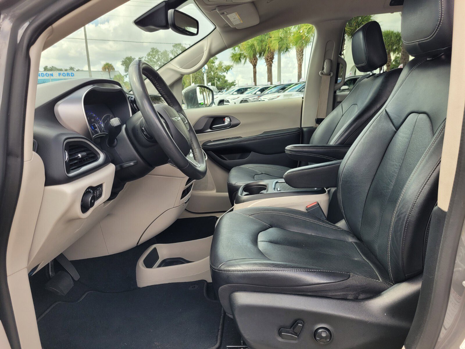 Used 2022 Chrysler Pacifica Touring-L image 13