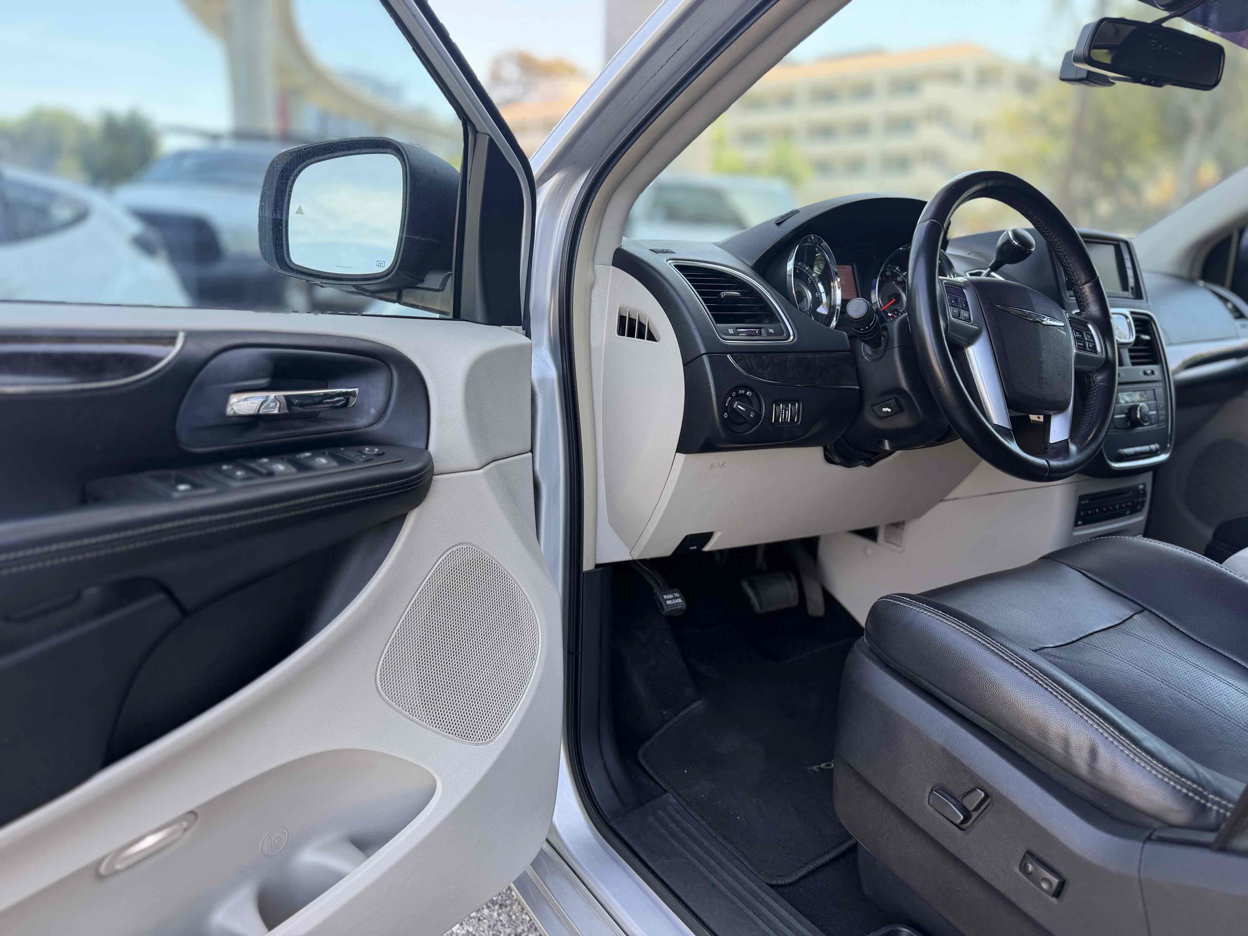 Used 2011 Chrysler Town & Country Touring-L w/ Entertainment Group #2 FWD image 18