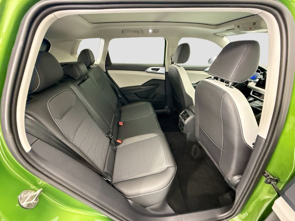 Used 2025 Volkswagen Taos SE w/ Panoramic Sunroof Package image 20