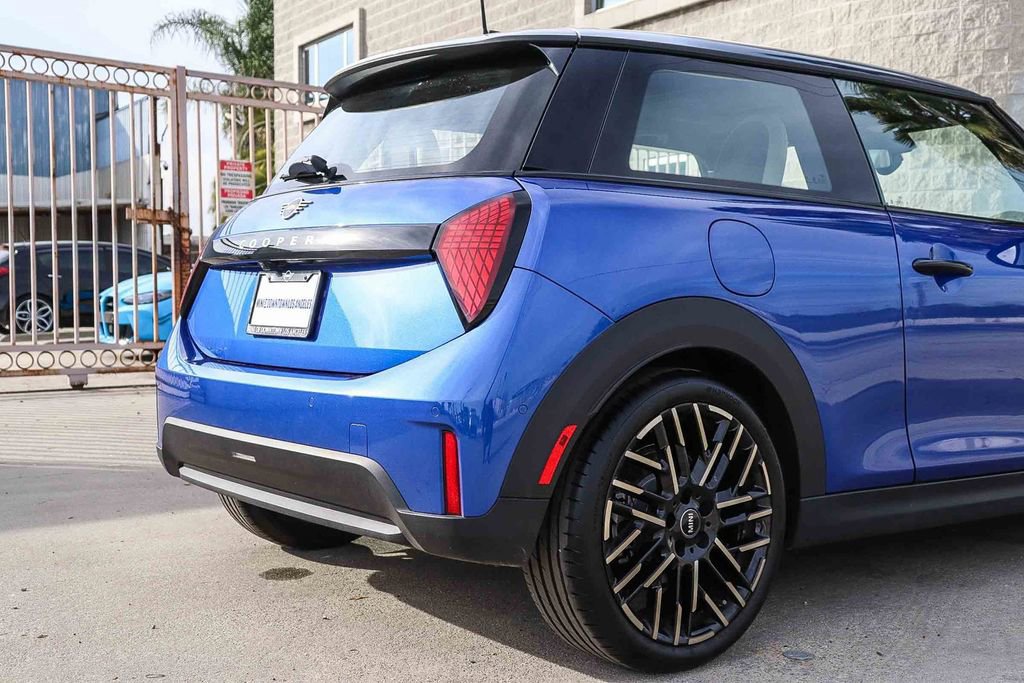Used 2025 MINI Cooper 2-Door Hardtop image 10