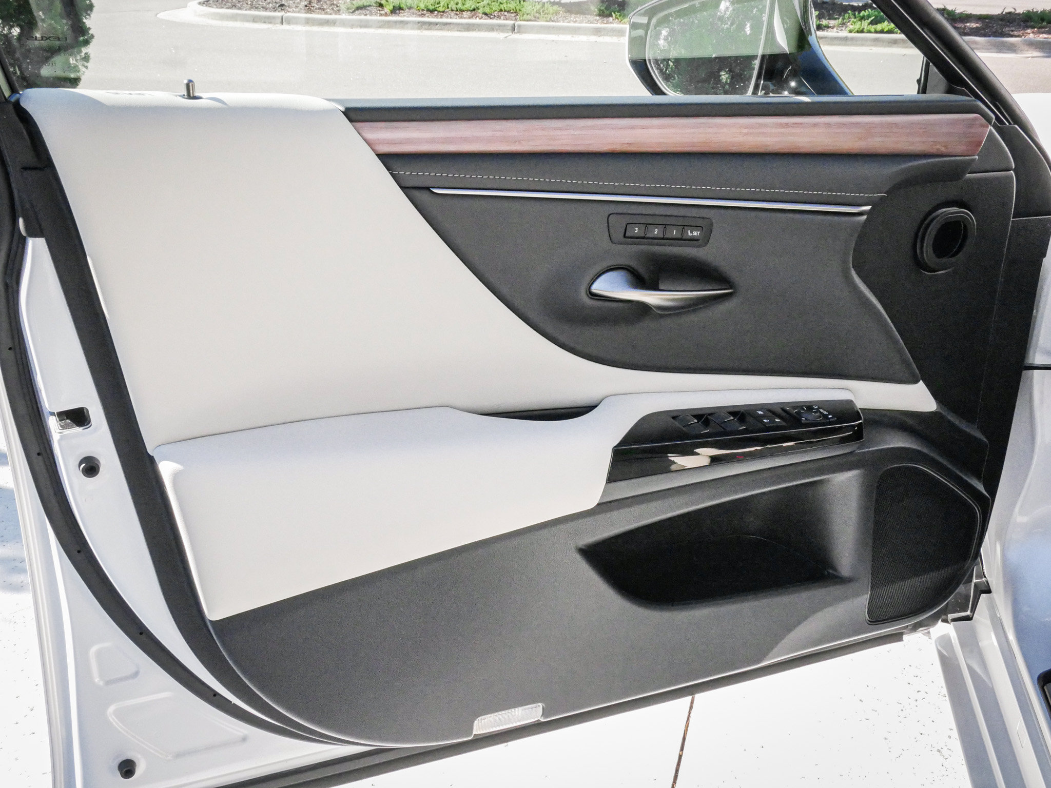 Used 2024 Lexus ES 350 w/ Premium Package FWD image 14