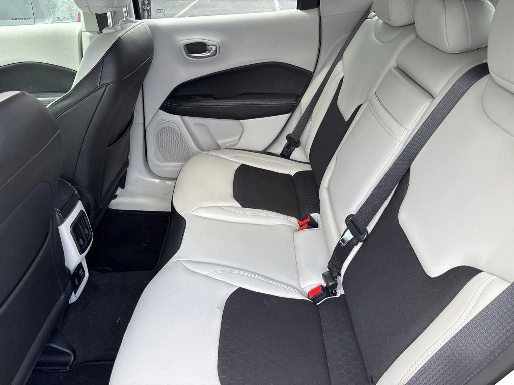 Used 2018 Jeep Compass Latitude w/ Popular Equipment Group FWD image 9