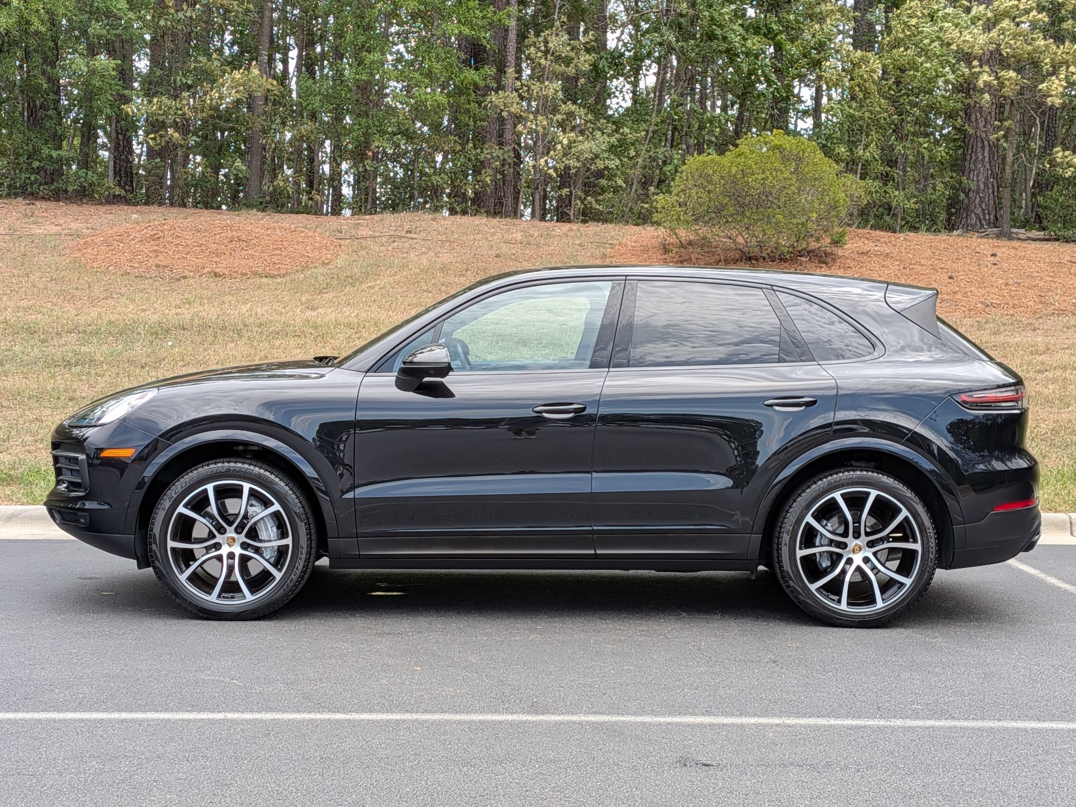Certified 2022 Porsche Cayenne Platinum Edition AWD/4WD image 2