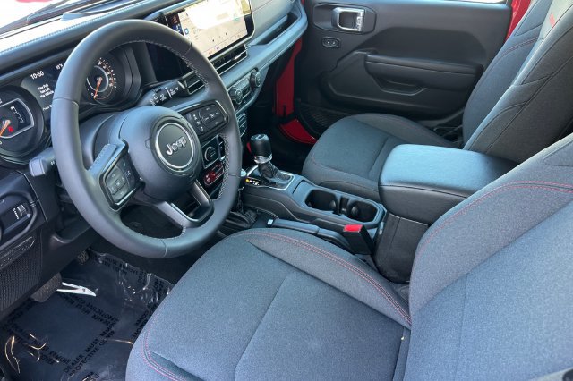 Used 2025 Jeep Wrangler Unlimited Rubicon AWD/4WD image 10