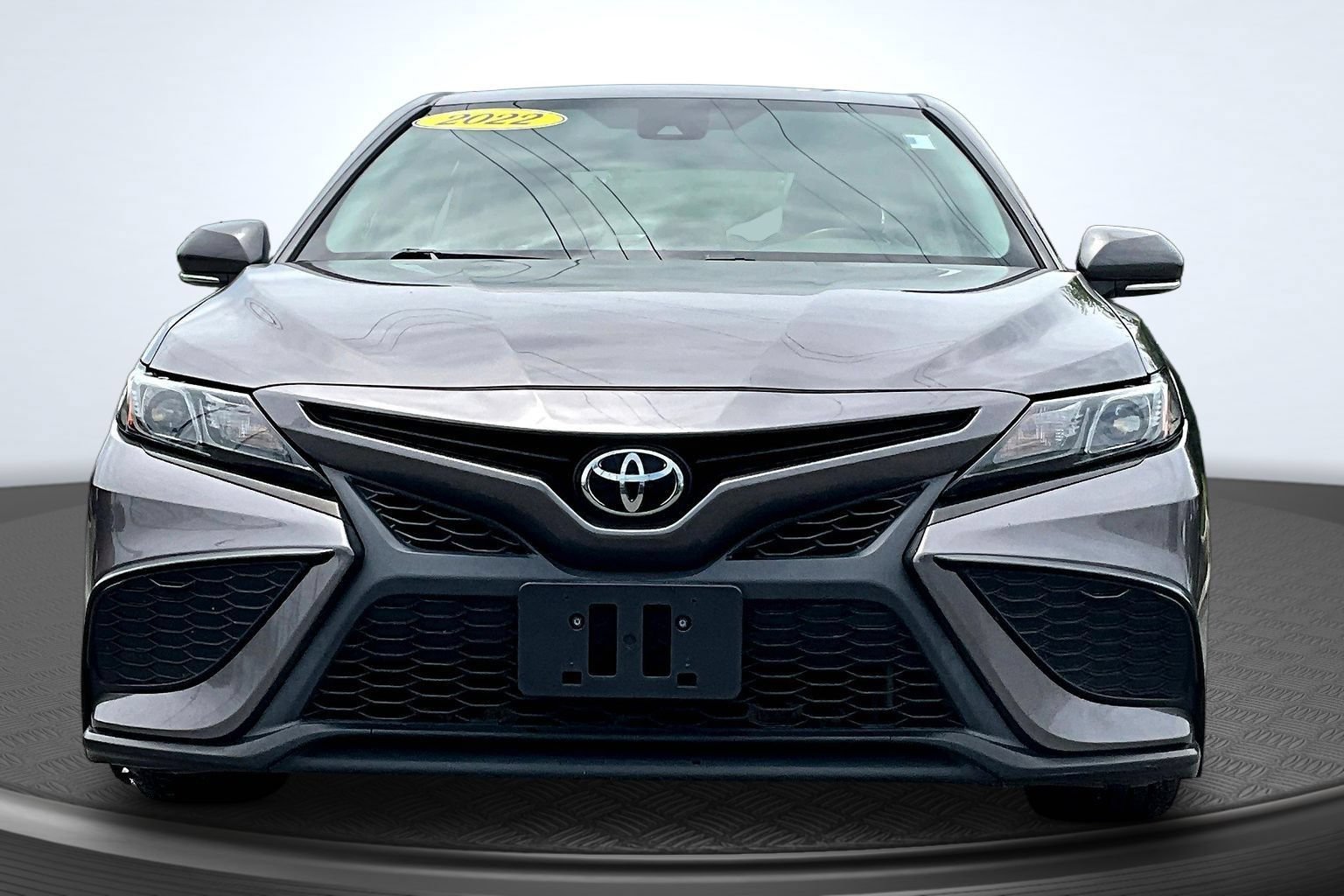 Used 2022 Toyota Camry SE FWD image 2