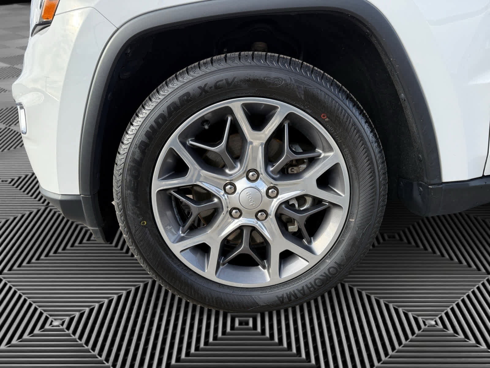 Used 2021 Jeep Grand Cherokee Laredo image 9