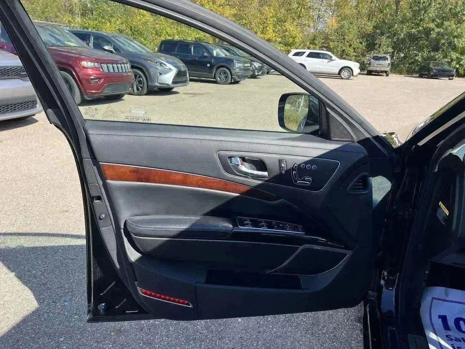 Used 2016 Kia K900 Luxury w/ VIP Plus Package image 11