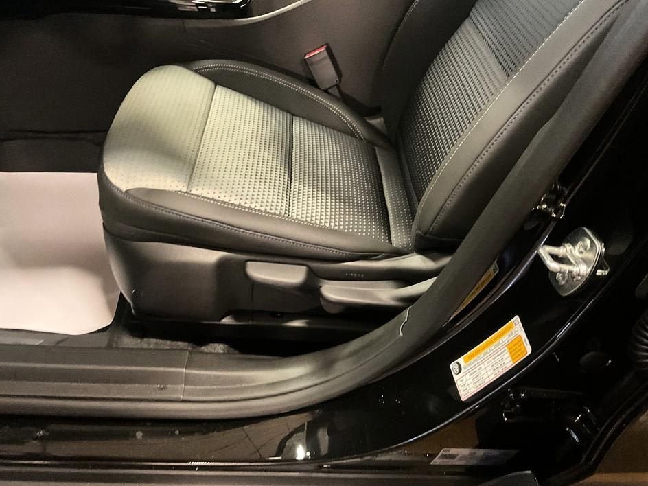 New 2026 Chevrolet Trax LT w/ LT Convenience Package FWD image 16