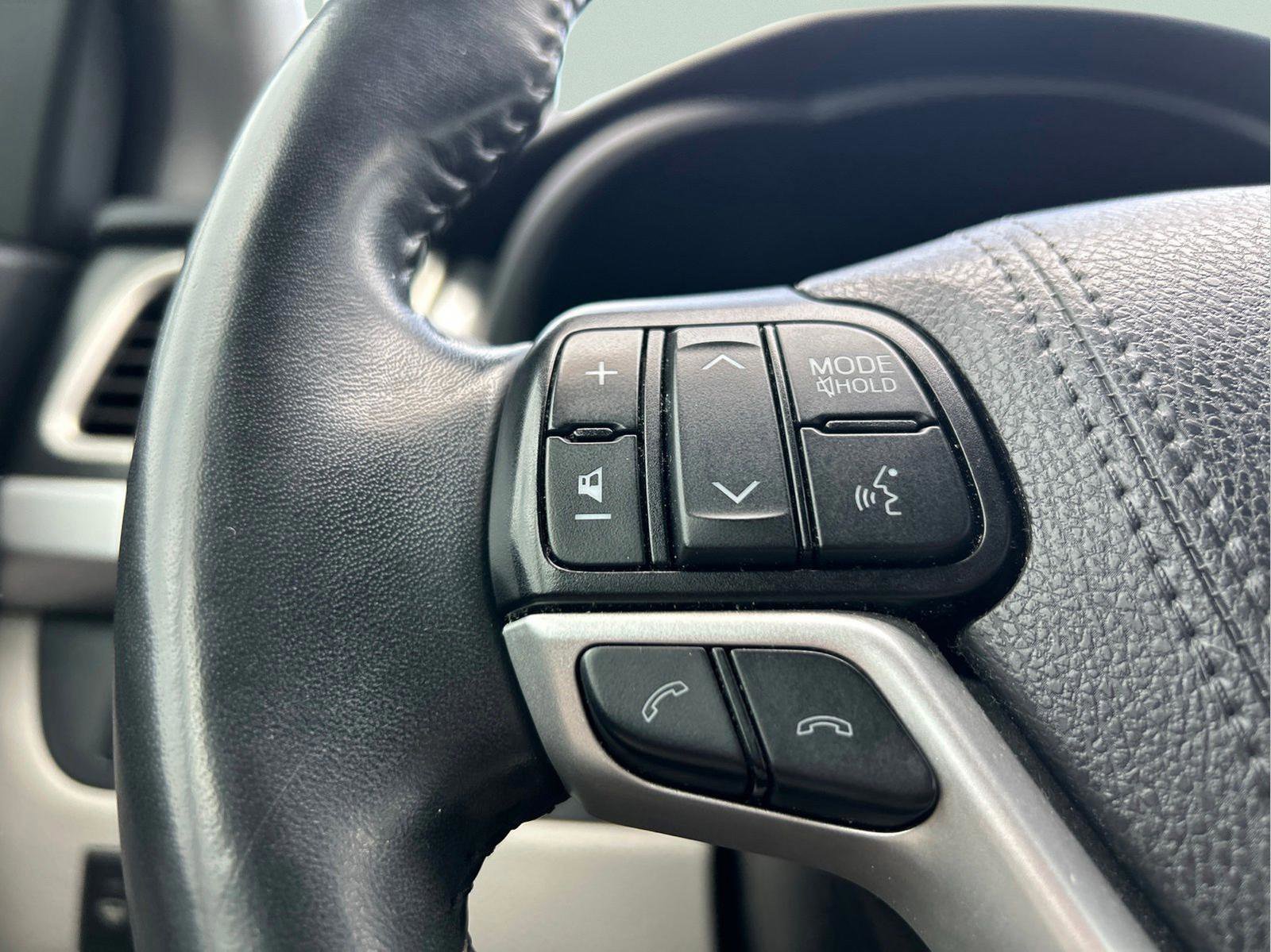 Used 2019 Toyota Highlander Plus FWD image 14