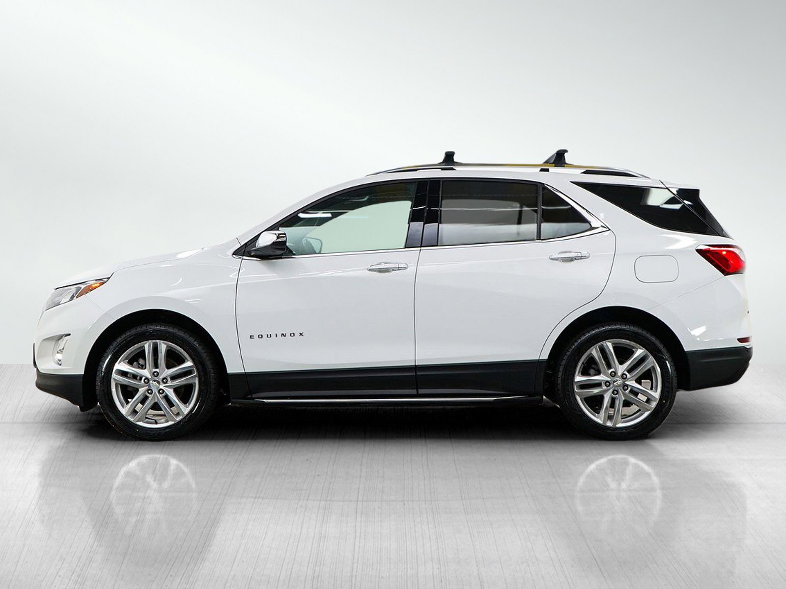 Used 2018 Chevrolet Equinox Premier w/ Infotainment II Package AWD/4WD image 2