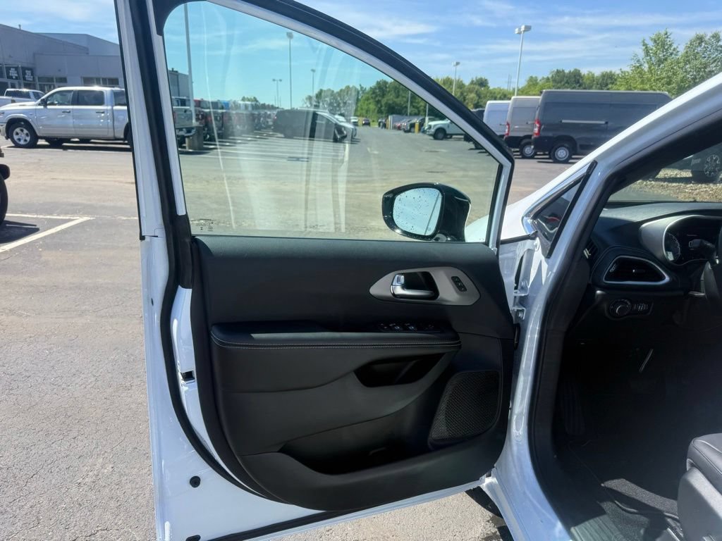 New 2027 Chrysler Pacifica Select w/ Family Tech Group FWD image 11