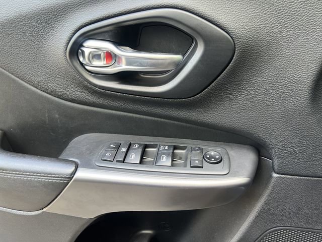 Used 2020 Jeep Cherokee Latitude w/ Cold Weather Group FWD image 13