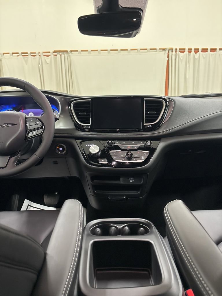 New 2026 Chrysler Pacifica Select FWD image 17
