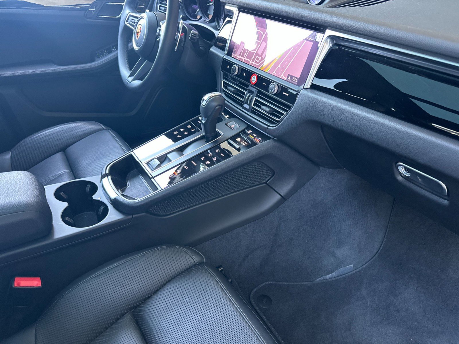 Certified 2025 Porsche Macan image 16