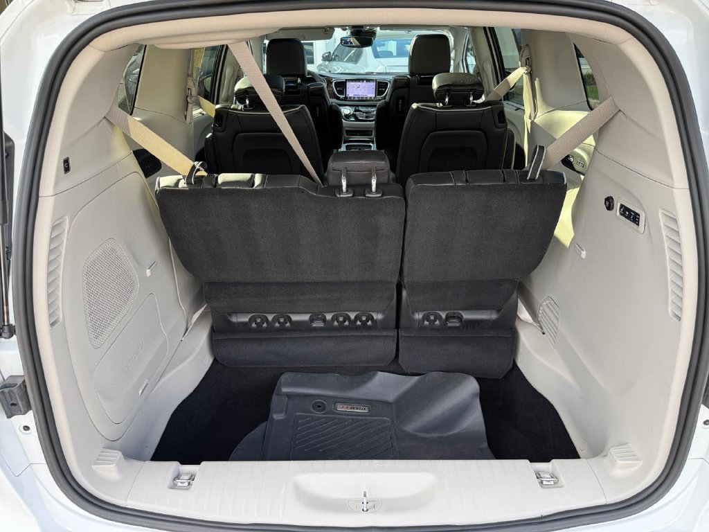 Used 2023 Chrysler Pacifica Limited w/ Uconnect Theater Family Group FWD image 37