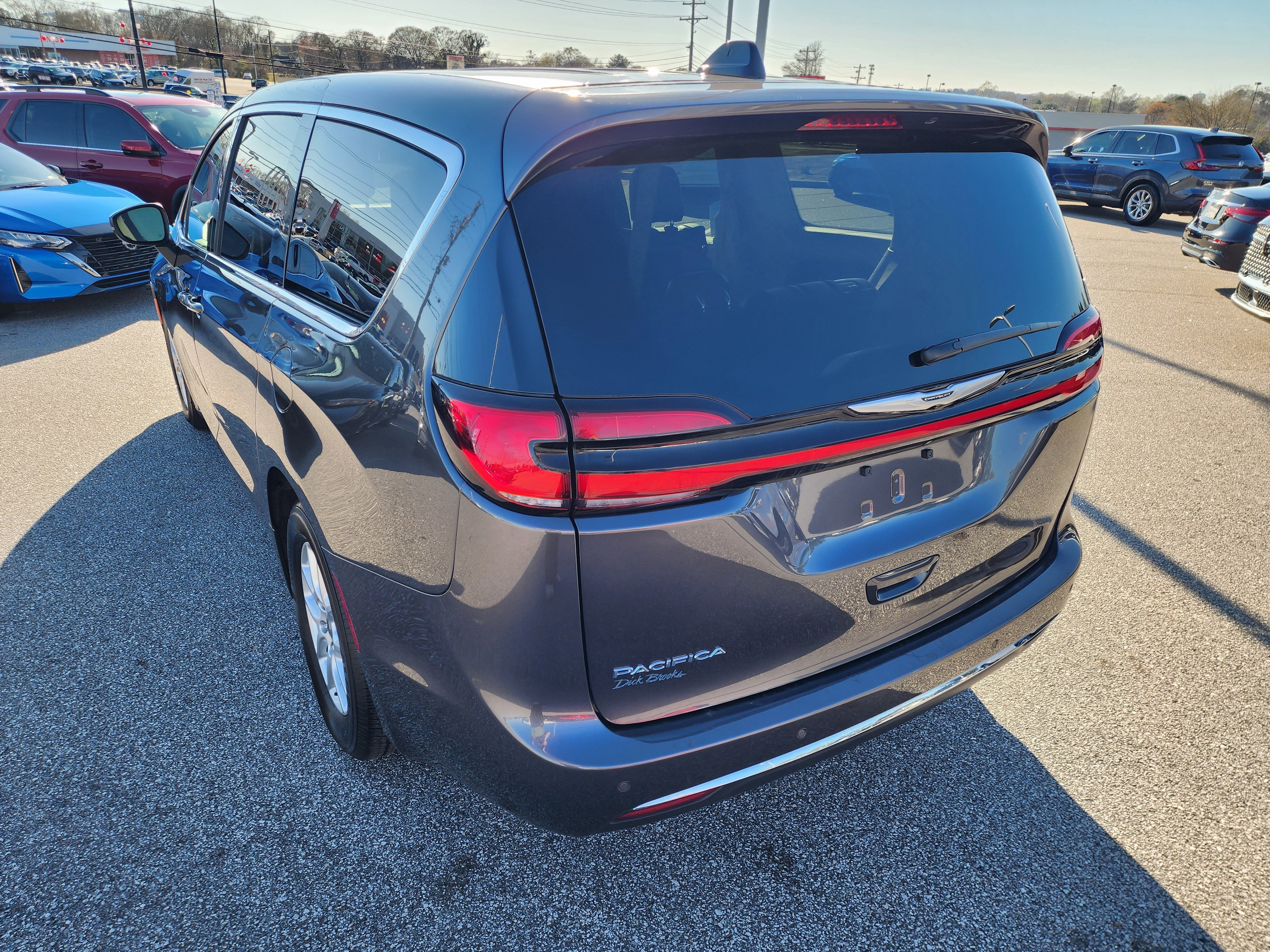 Used 2023 Chrysler Pacifica Touring-L image 7