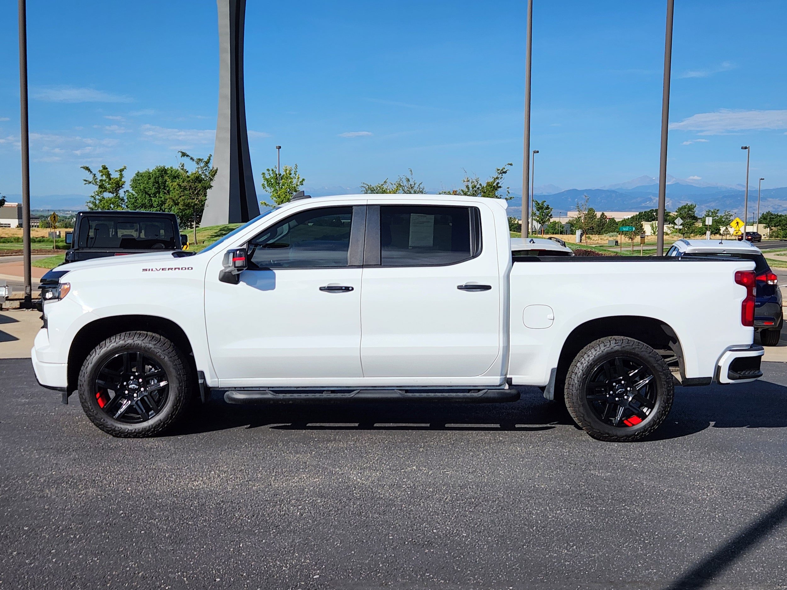 Used 2022 Chevrolet Silverado 1500 RST w/ Redline Edition AWD/4WD image 2