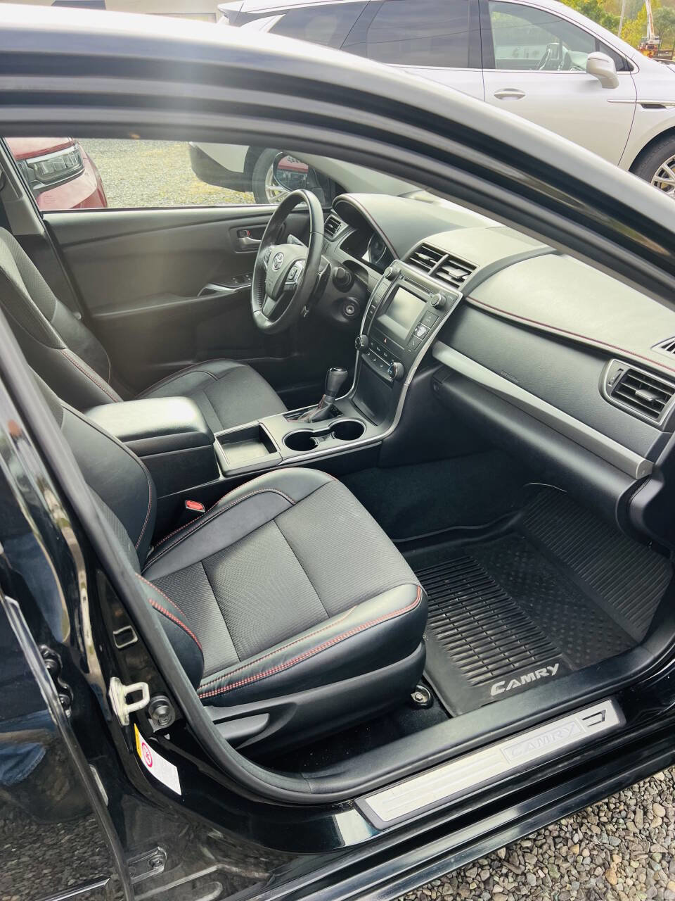 Used 2017 Toyota Camry SE image 6