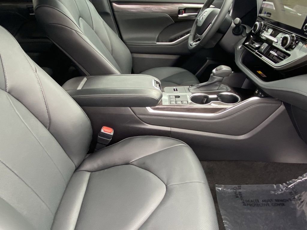 Certified 2026 Toyota Highlander Limited AWD/4WD image 16