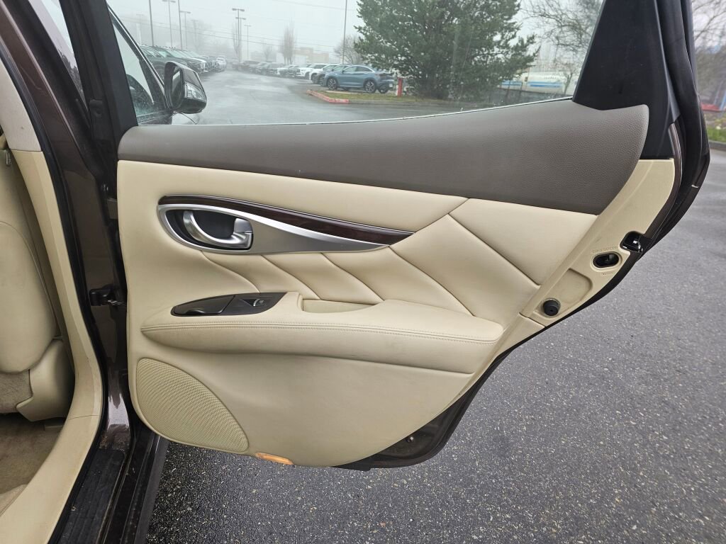 Used 2018 INFINITI Q70 Luxe image 14