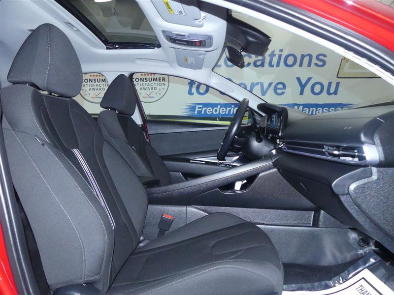 Used 2025 Hyundai Elantra SEL image 7