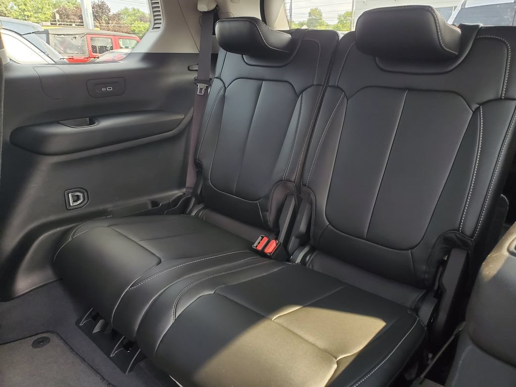 Used 2023 Jeep Grand Cherokee L Limited AWD/4WD image 26