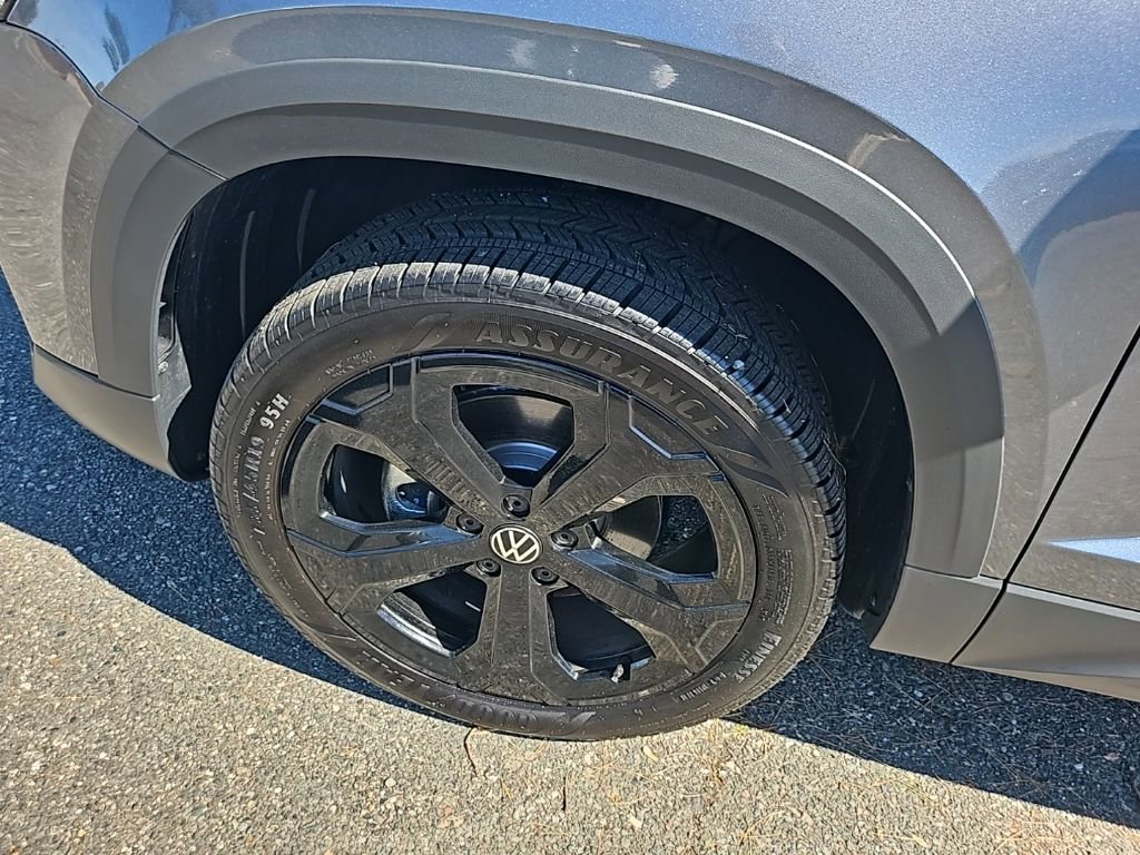Certified 2025 Volkswagen Taos SEL image 19