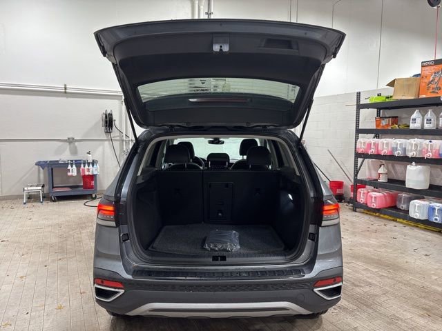 New 2025 Volkswagen Taos SE image 15