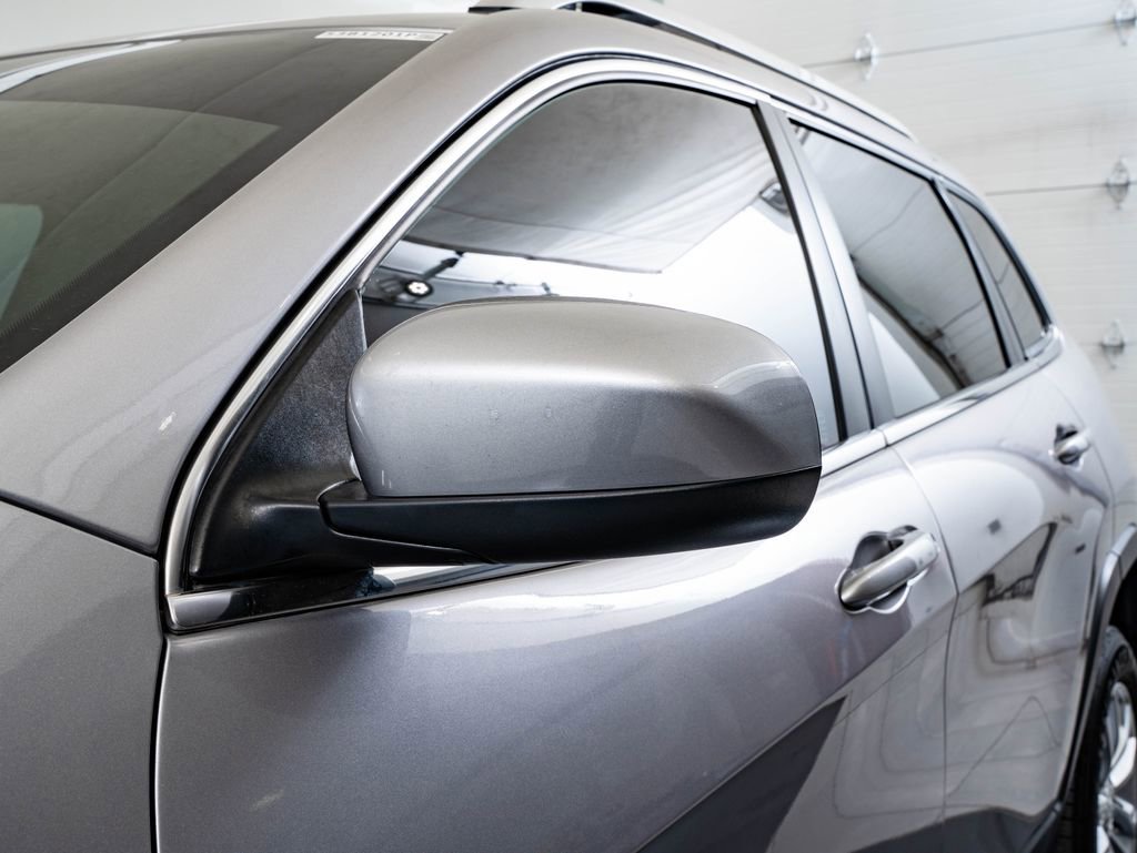 Used 2019 Jeep Cherokee Latitude w/ Popular Appearance Group image 16