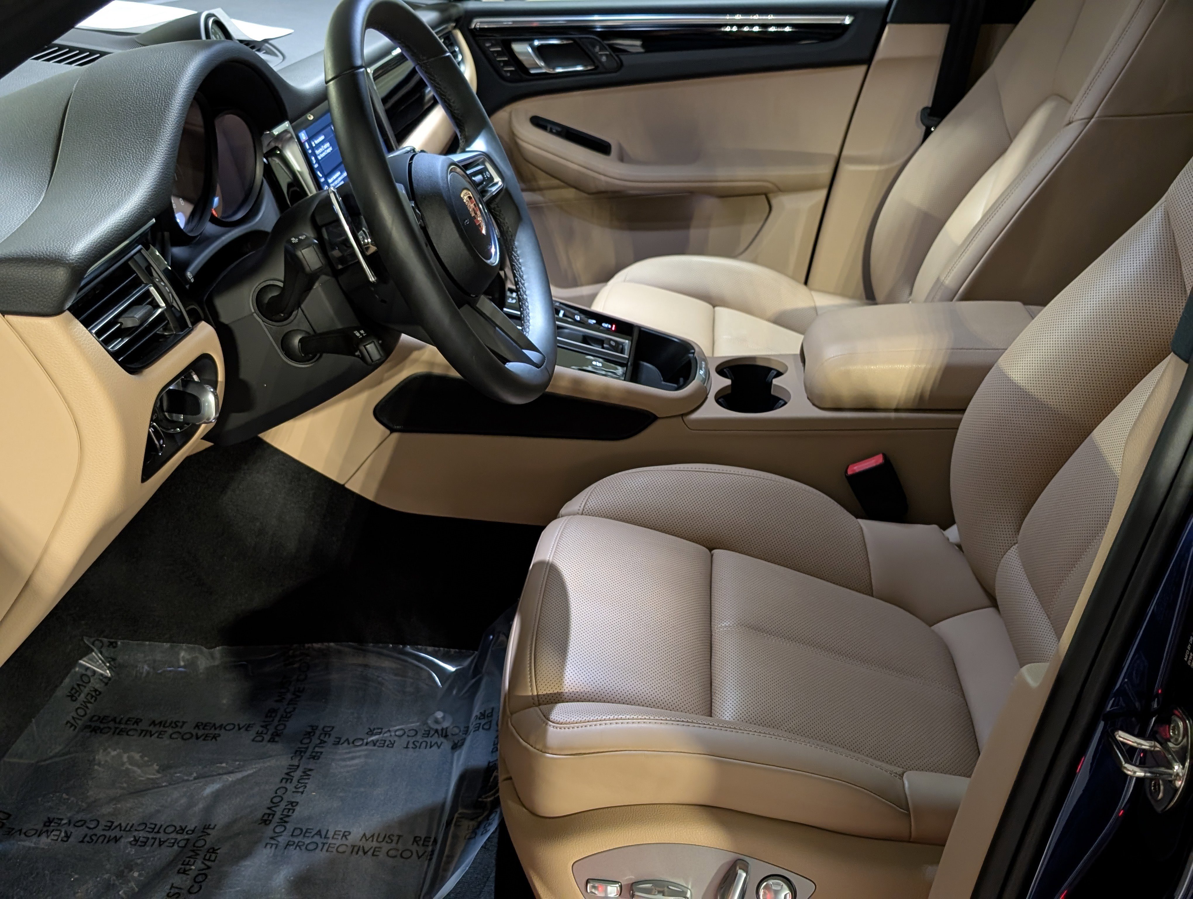 Certified 2025 Porsche Macan image 5