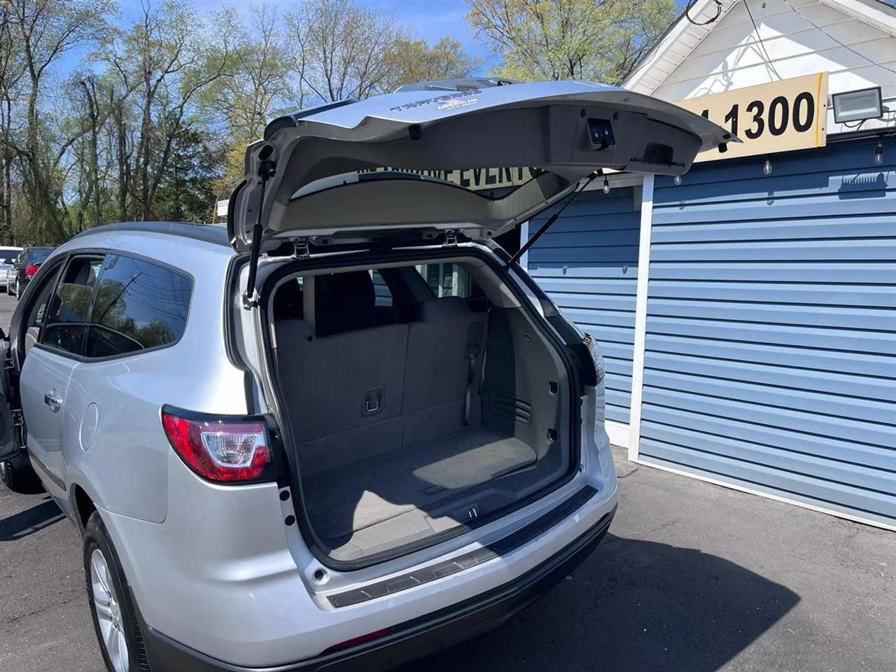 Used 2017 Chevrolet Traverse LS FWD image 18