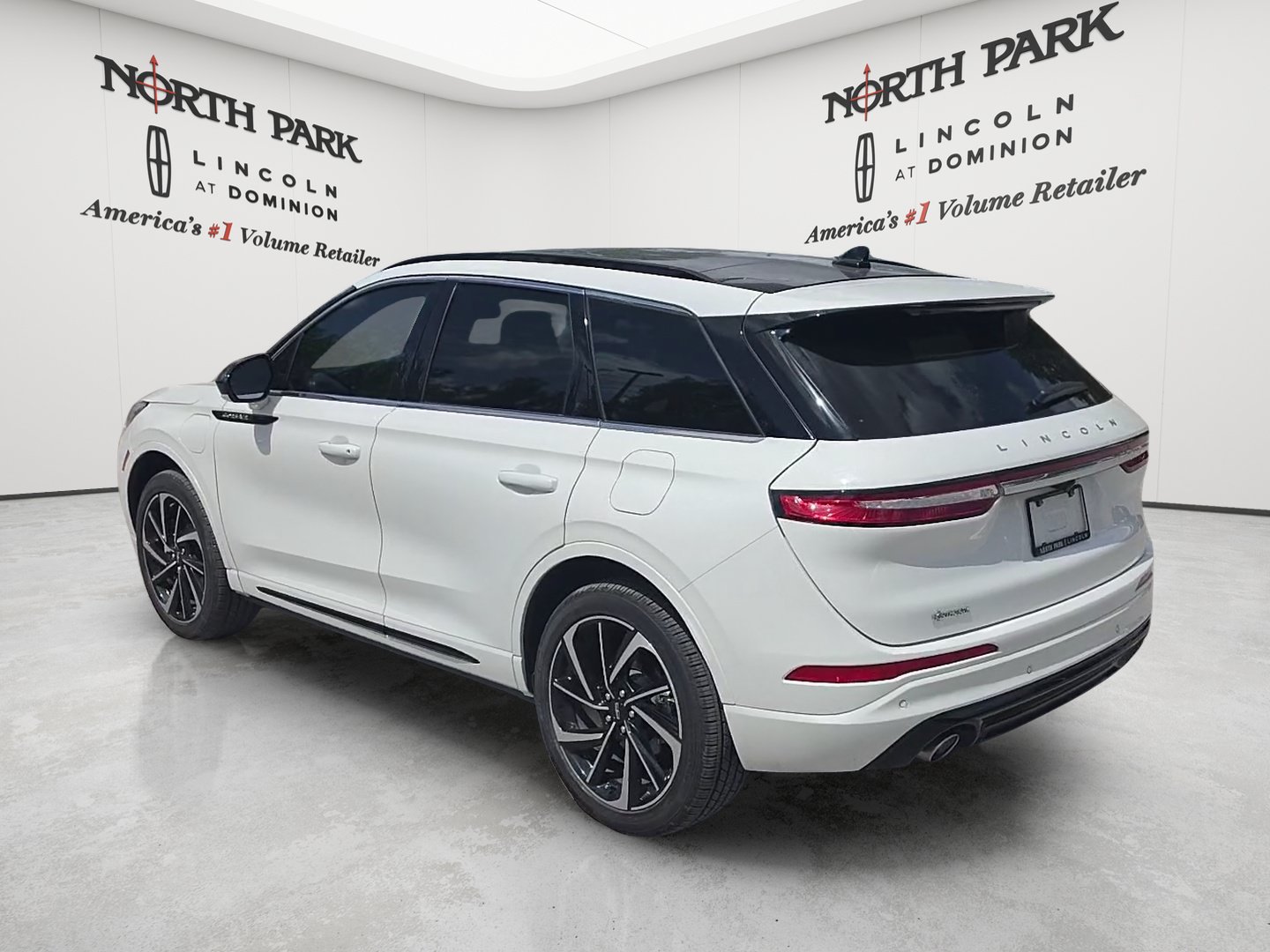 Used 2025 Lincoln Corsair Grand Touring AWD/4WD image 3