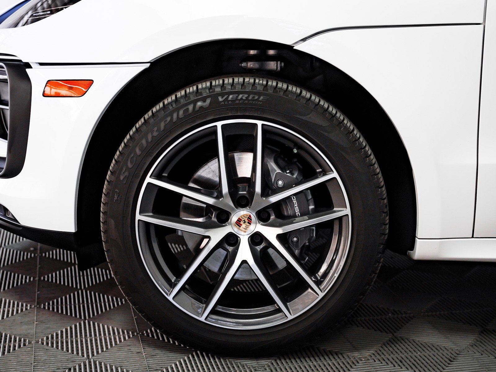 Certified 2024 Porsche Macan image 14