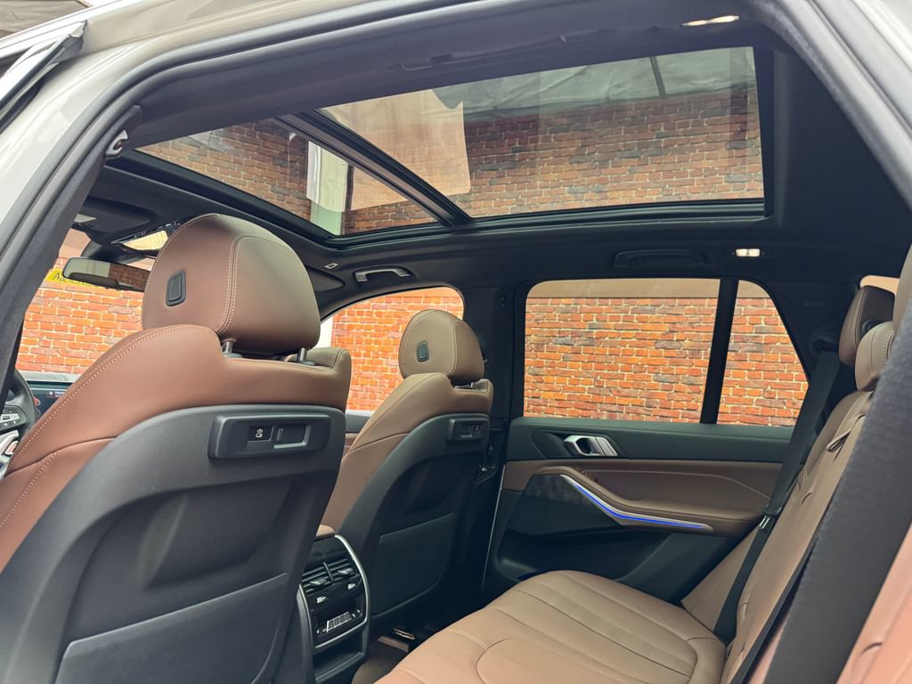 Used 2022 BMW X5 xDrive40i w/ Premium Package AWD/4WD image 3