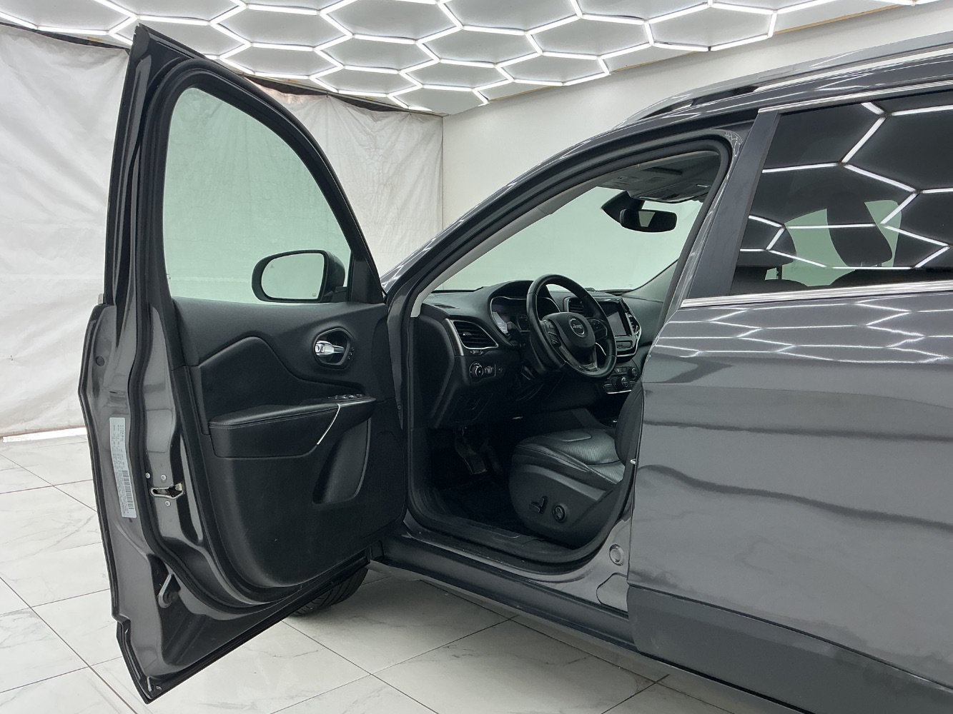 Used 2019 Jeep Cherokee Limited AWD/4WD image 16