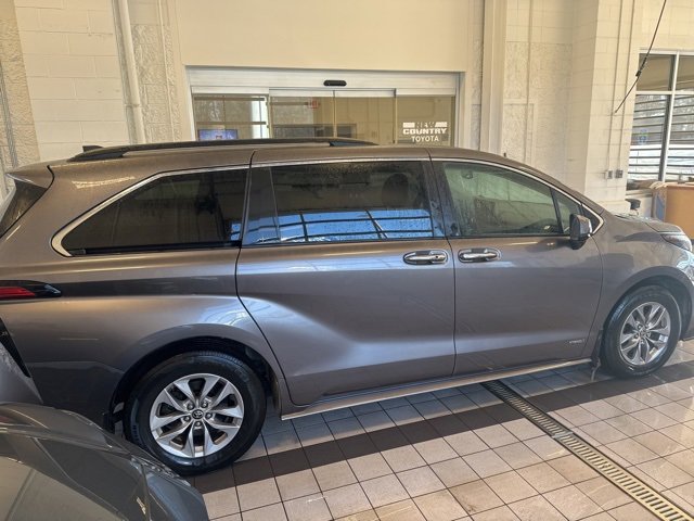 Used 2021 Toyota Sienna XLE image 4
