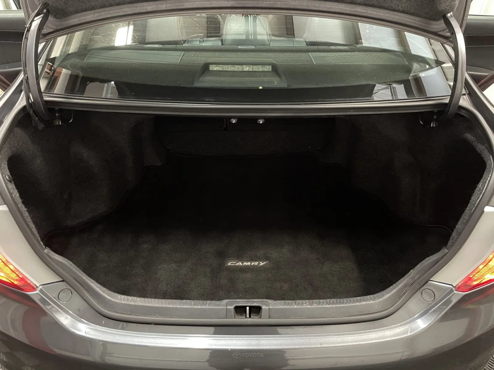 Used 2013 Toyota Camry SE w/ Leather Pkg FWD image 39