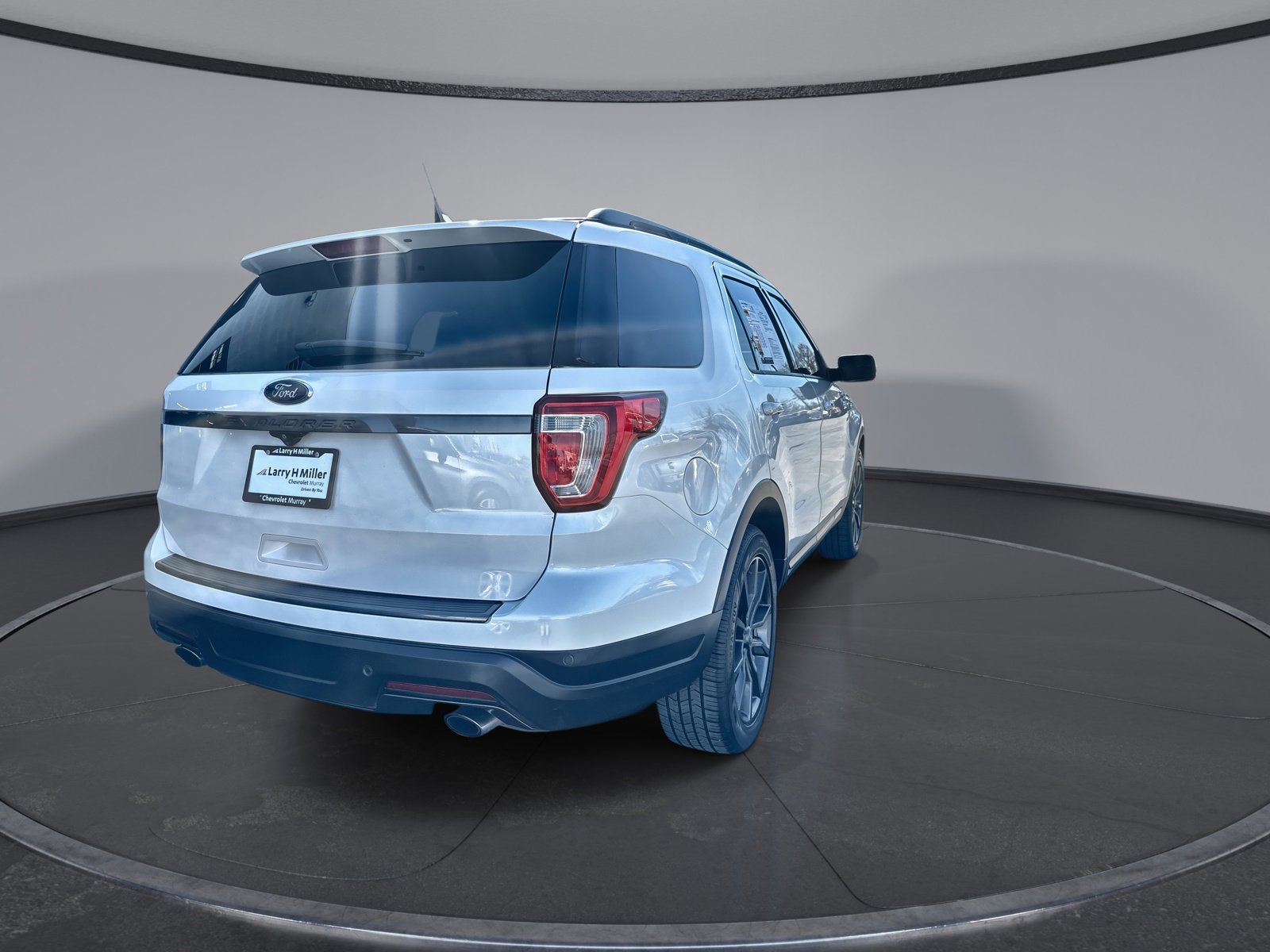 Used 2018 Ford Explorer XLT w/ Equipment Group 202A image 7