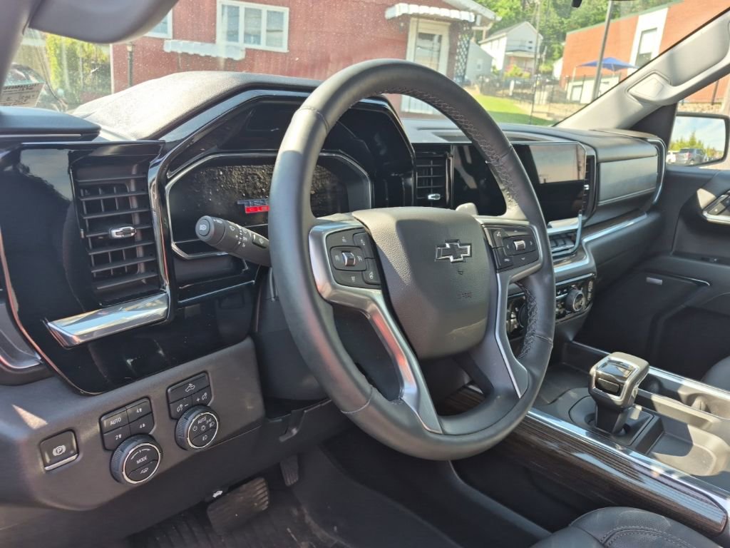 Used 2025 Chevrolet Silverado 1500 LT Trail Boss w/ Convenience Package II AWD/4WD image 10