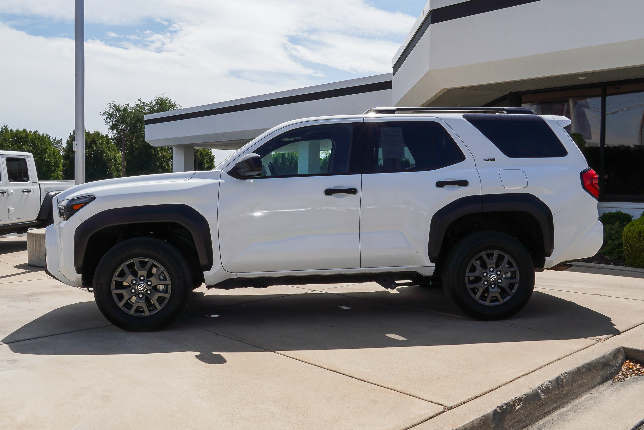 Used 2025 Toyota 4Runner SR5 AWD/4WD image 5