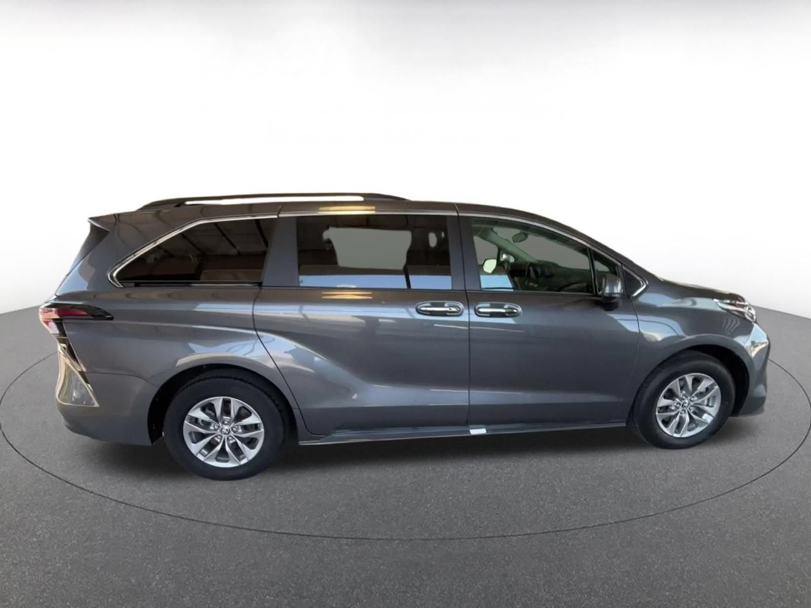 Used 2025 Toyota Sienna XLE FWD image 15