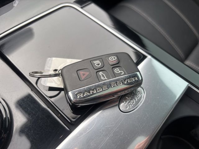 Used 2019 Land Rover Range Rover Velar R-Dynamic SE image 32