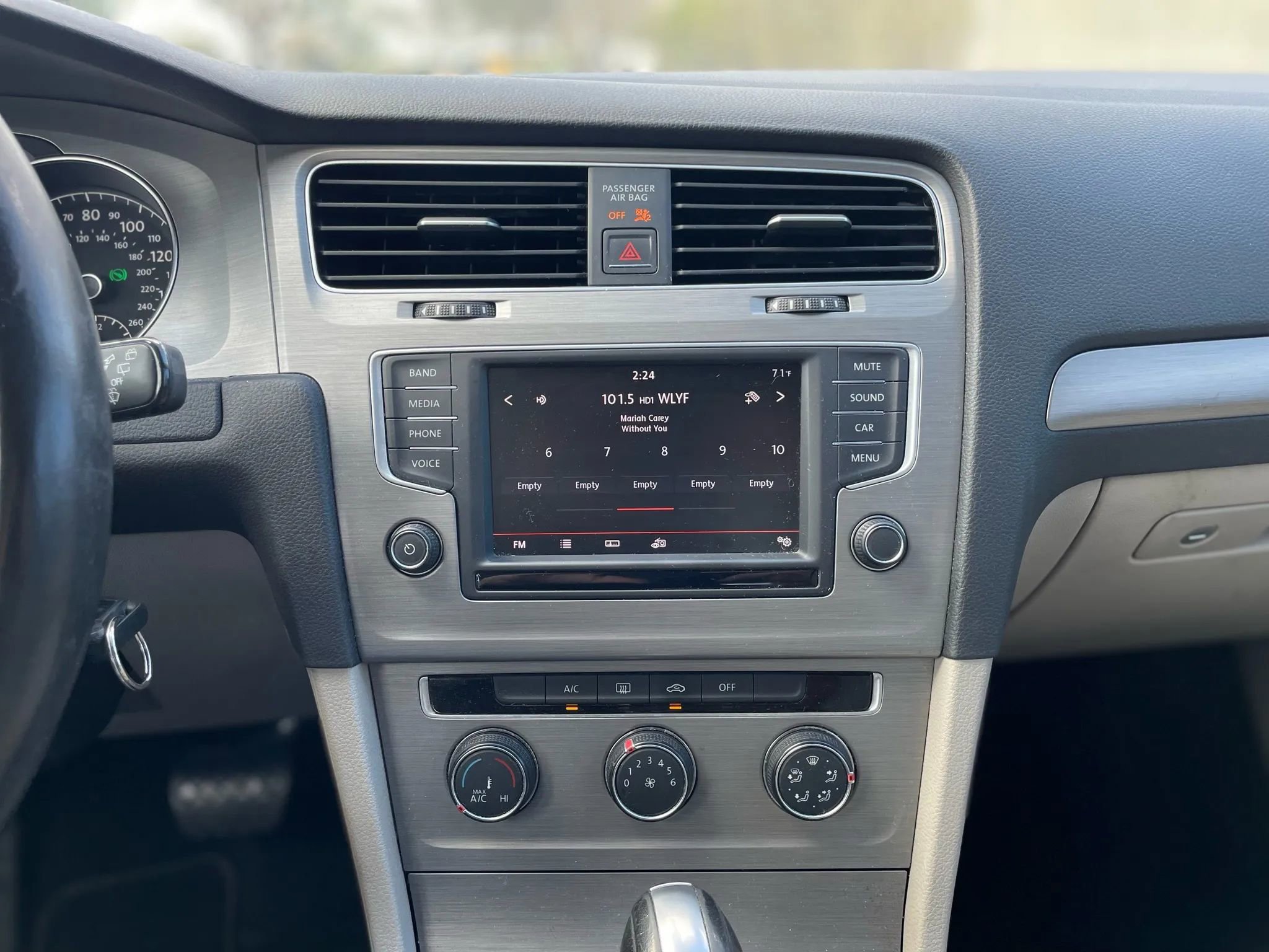 Used 2016 Volkswagen Golf S image 23