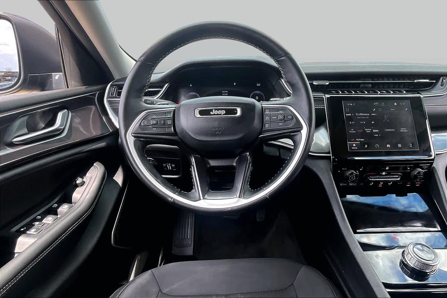 Used 2022 Jeep Grand Cherokee Laredo w/ Luxury Tech Group I AWD/4WD image 6