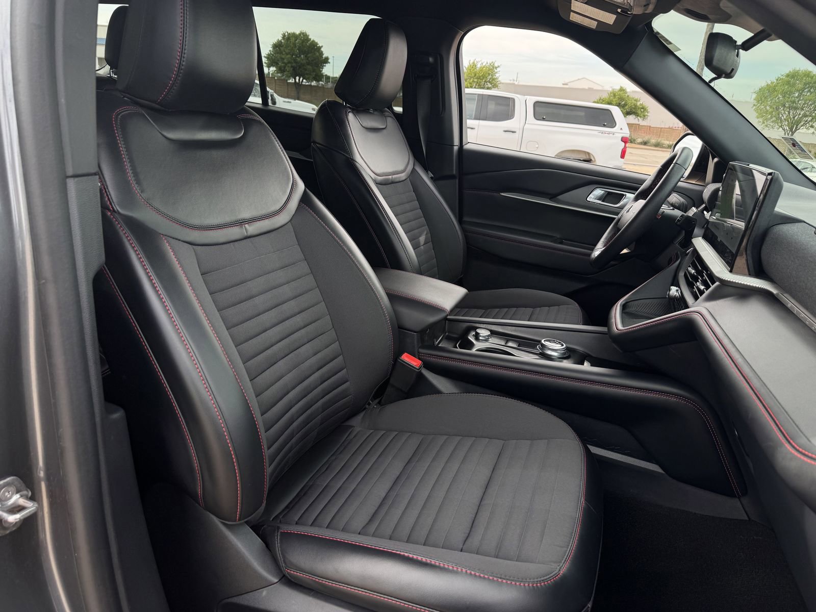 Used 2025 Ford Explorer ST-Line image 28