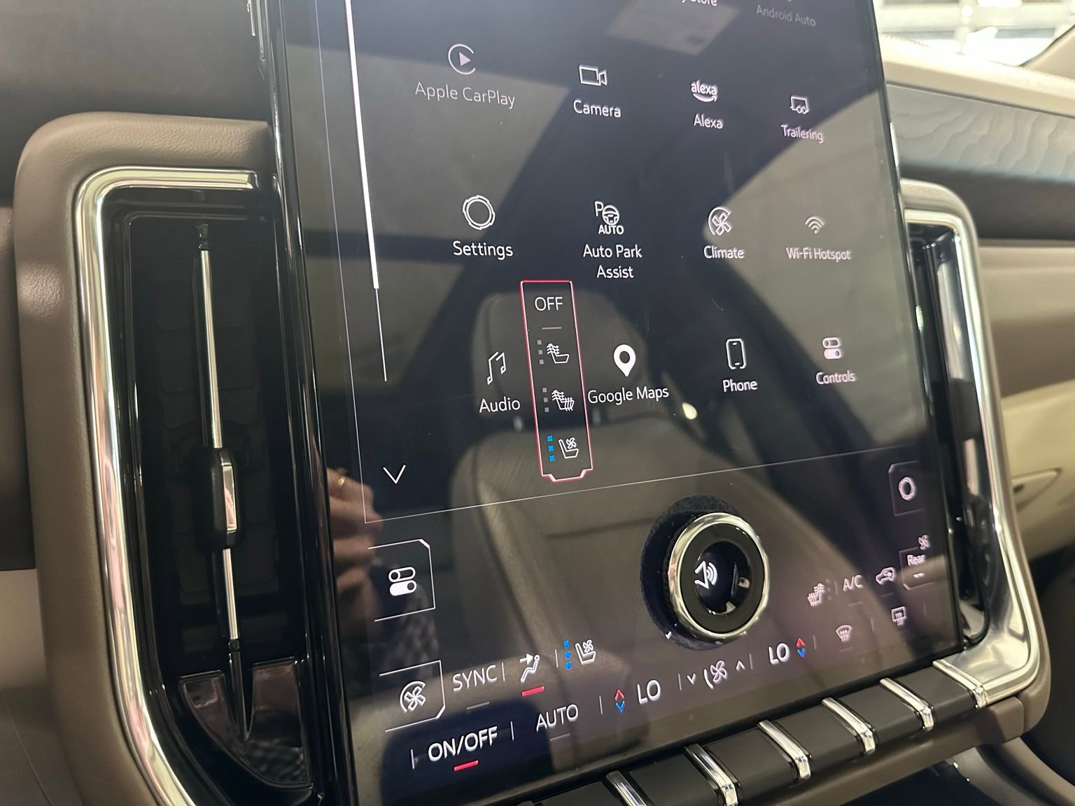 Used 2025 GMC Yukon XL Denali w/ Denali Reserve Package image 28