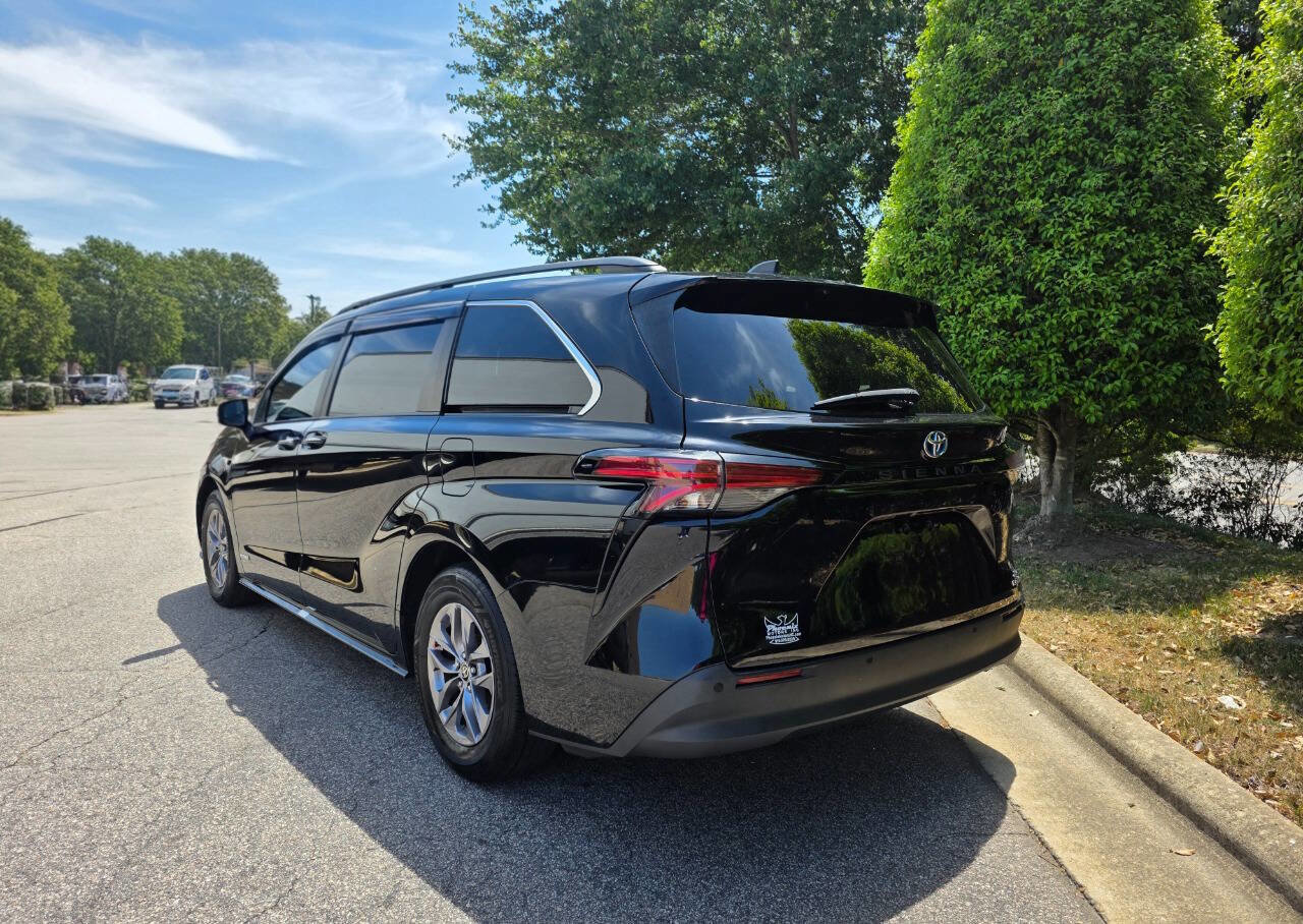 Used 2021 Toyota Sienna XLE FWD image 3