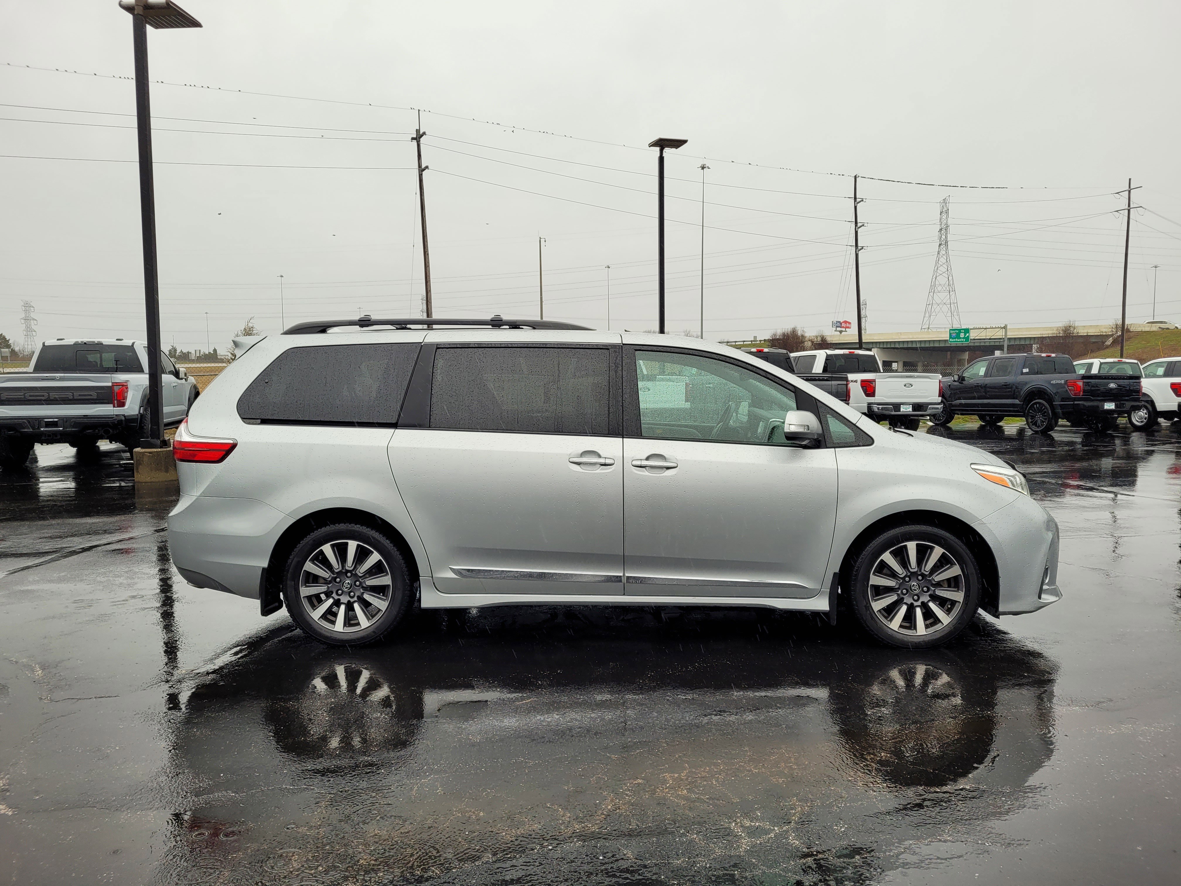 Used 2019 Toyota Sienna Limited image 2